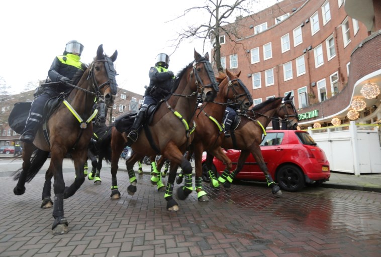 Alweer protest tegen coronaregels in Nederland: relschoppers zwaar in de clinch met politie in Amsterdam en Eindhoven