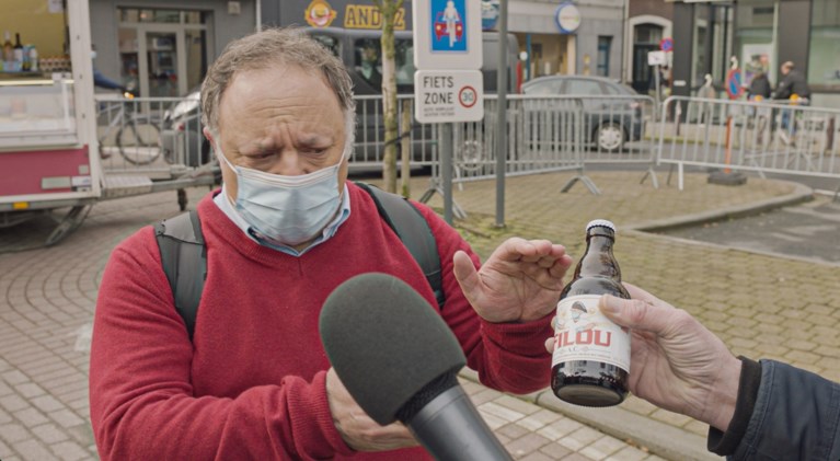 Marc Van Ranst deelt ‘vaccinbier’ uit en verdedigt zich tegen kritiek: “Ludiek initiatief”