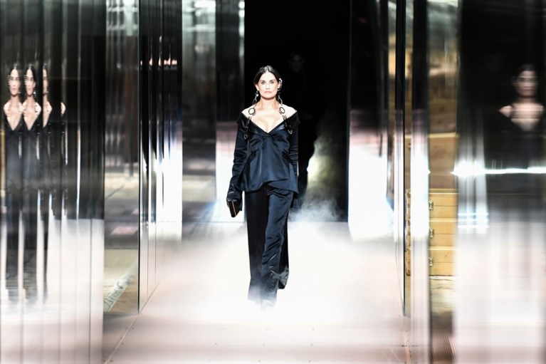 Demi Moore (58) mikpunt van spot na passage op de catwalk: “Schoolvoorbeeld van waarom je geen plastische chirurgie moet laten doen”