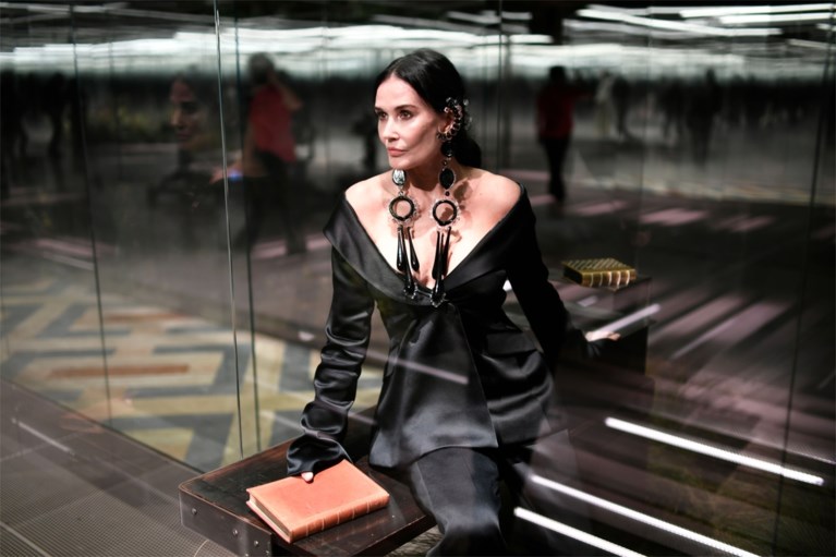 Demi Moore (58) mikpunt van spot na passage op de catwalk: “Schoolvoorbeeld van waarom je geen plastische chirurgie moet laten doen”