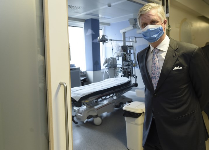 Koning Filip spreekt ‘gestelde lichamen’ toe: “Ons land is het middelpunt van de vaccinatiecampagnes in de wereld”