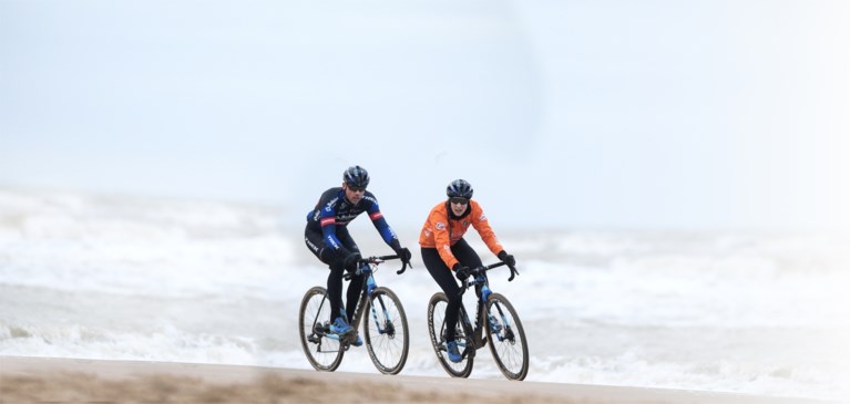 Mathieu van der Poel test het WK-parcours in Oostende, en hij was niet de enige die al naar de kust was afgezakt