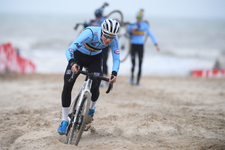 Mathieu van der Poel test het WK-parcours in Oostende, en hij was niet de enige die al naar de kust was afgezakt
