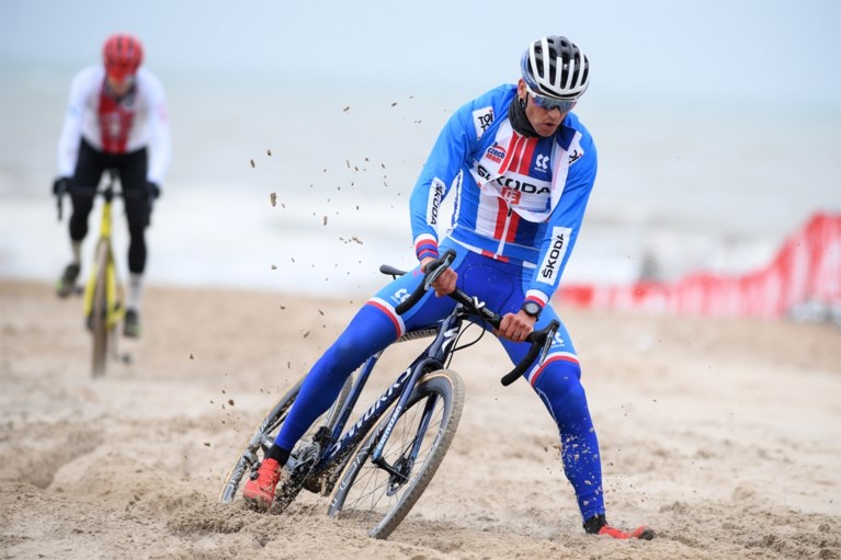 Mathieu van der Poel test het WK-parcours in Oostende, en hij was niet de enige die al naar de kust was afgezakt