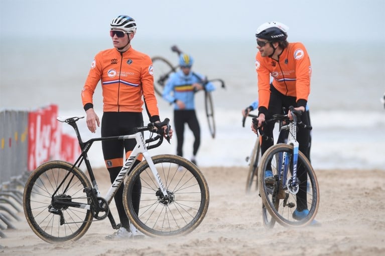Mathieu van der Poel test het WK-parcours in Oostende, en hij was niet de enige die al naar de kust was afgezakt