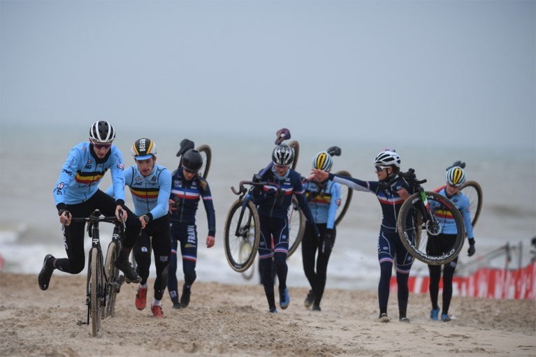 Mathieu van der Poel test het WK-parcours in Oostende, en hij was niet de enige die al naar de kust was afgezakt