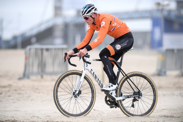 Mathieu van der Poel test het WK-parcours in Oostende, en hij was niet de enige die al naar de kust was afgezakt