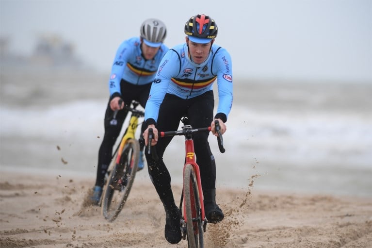 Mathieu van der Poel test het WK-parcours in Oostende, en hij was niet de enige die al naar de kust was afgezakt