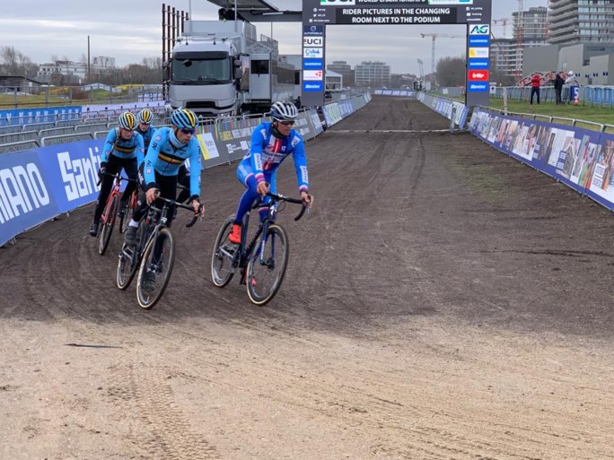 Mathieu van der Poel test het WK-parcours in Oostende, en hij was niet de enige die al naar de kust was afgezakt