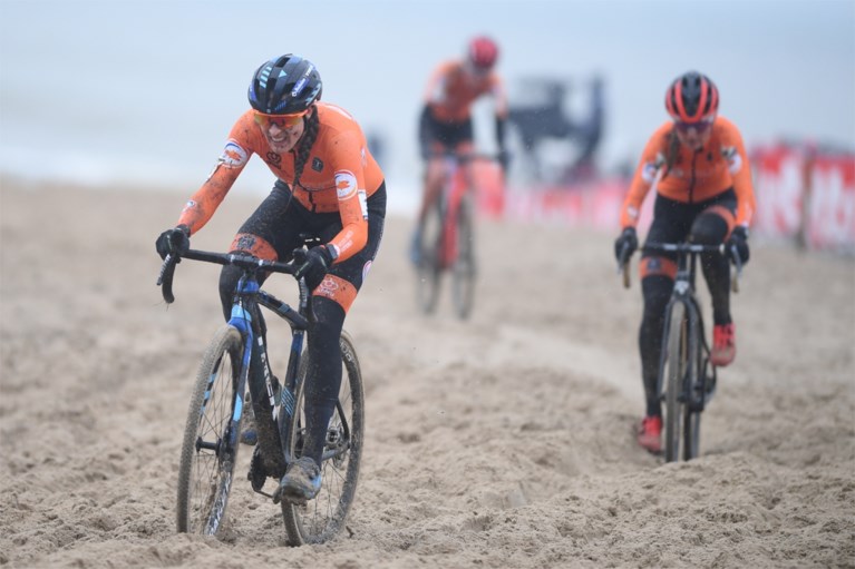 Lucinda Brand kroont zich in Oostende tot wereldkampioene veldrijden, podium kleurt volledig Nederlands