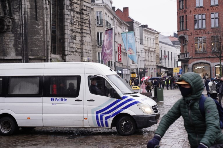 Politie zichtbaar aanwezig in Kuip: “Om relschoppers te ontmoedigen”