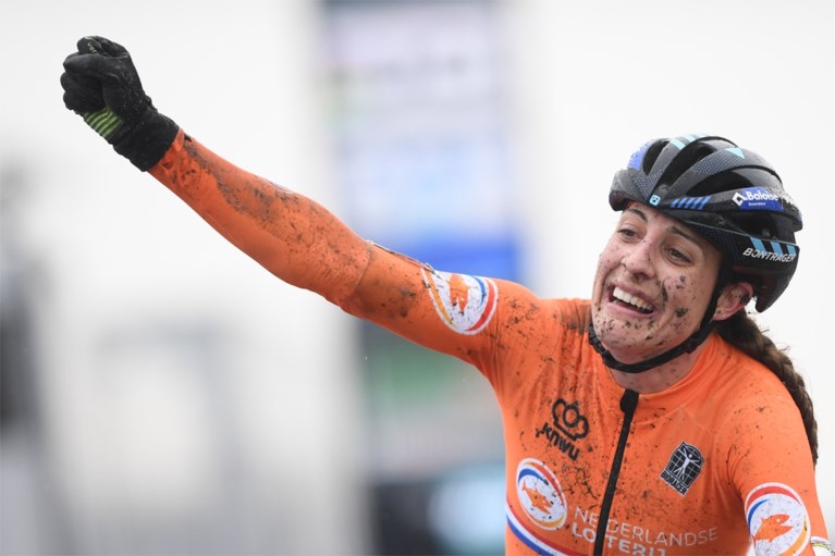 Lucinda Brand kroont zich in Oostende tot wereldkampioene veldrijden, podium kleurt volledig Nederlands