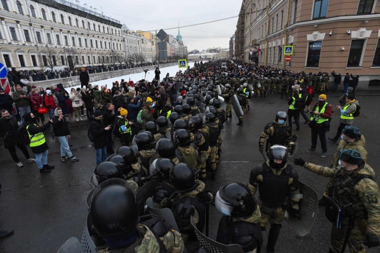 Meer dan 4.000 betogers en echtgenote opgepakt bij Navalny-protesten in Rusland, kritiek op gewelddadig optreden politie