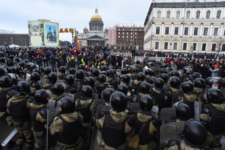 Meer dan 4.000 betogers en echtgenote opgepakt bij Navalny-protesten in Rusland, kritiek op gewelddadig optreden politie