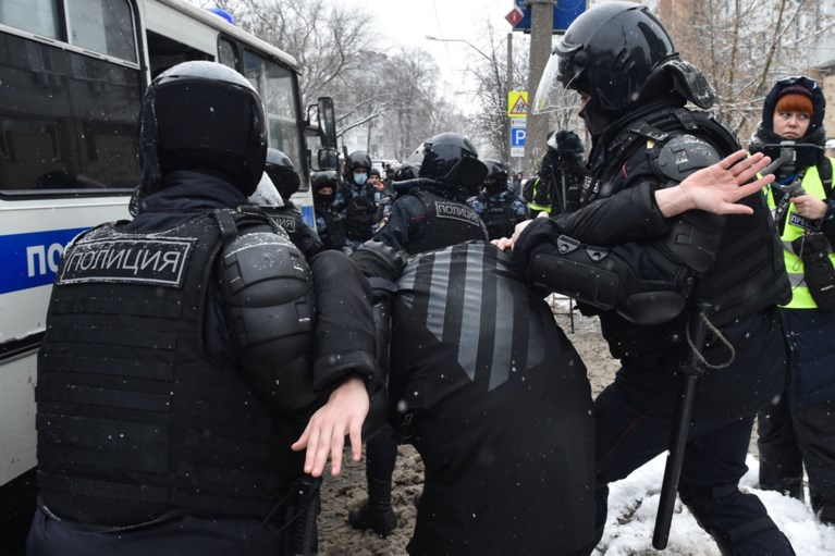 Meer dan 4.000 betogers en echtgenote opgepakt bij Navalny-protesten in Rusland, kritiek op gewelddadig optreden politie