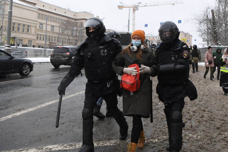 Meer dan 4.000 betogers en echtgenote opgepakt bij Navalny-protesten in Rusland, kritiek op gewelddadig optreden politie