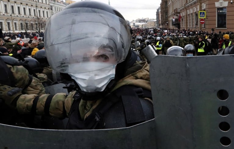 Meer dan 4.000 betogers en echtgenote opgepakt bij Navalny-protesten in Rusland, kritiek op gewelddadig optreden politie