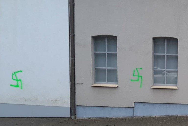 Vandalen Bekladden Woning Premier Met Hakenkruisen Alerte B Het Nieuwsblad Mobile