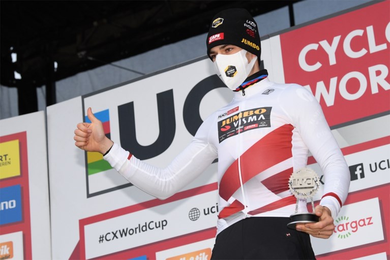 Wout van Aert wint in Overijse en steekt Wereldbeker op zak na héérlijk en spectaculair duel met Mathieu van der Poel