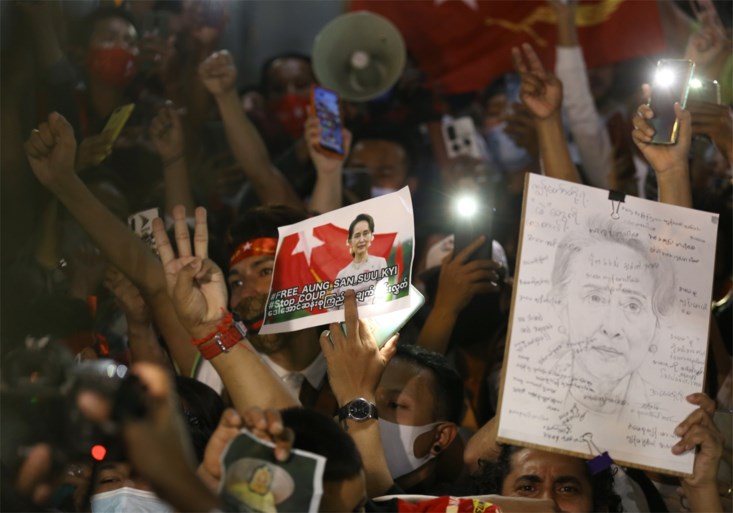 Krachtige beelden van protesten uit Myanmar: betogers halen inspiratie uit ‘The hunger games’ voor hun symbool voor verzet