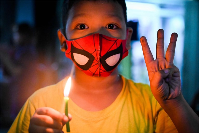 Krachtige beelden van protesten uit Myanmar: betogers halen inspiratie uit ‘The hunger games’ voor hun symbool voor verzet