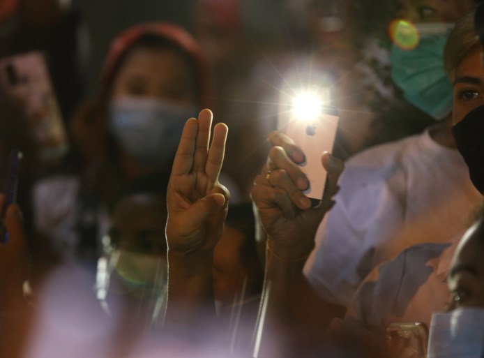 Krachtige beelden van protesten uit Myanmar: betogers halen inspiratie uit ‘The hunger games’ voor hun symbool voor verzet