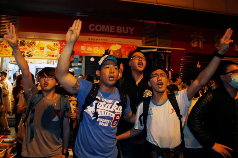 Krachtige beelden van protesten uit Myanmar: betogers halen inspiratie uit ‘The hunger games’ voor hun symbool voor verzet