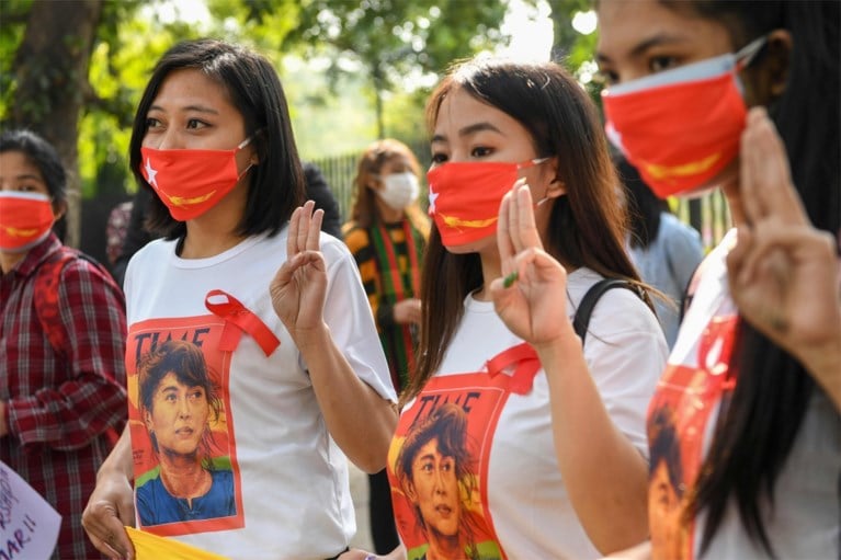 Krachtige beelden van protesten uit Myanmar: betogers halen inspiratie uit ‘The hunger games’ voor hun symbool voor verzet