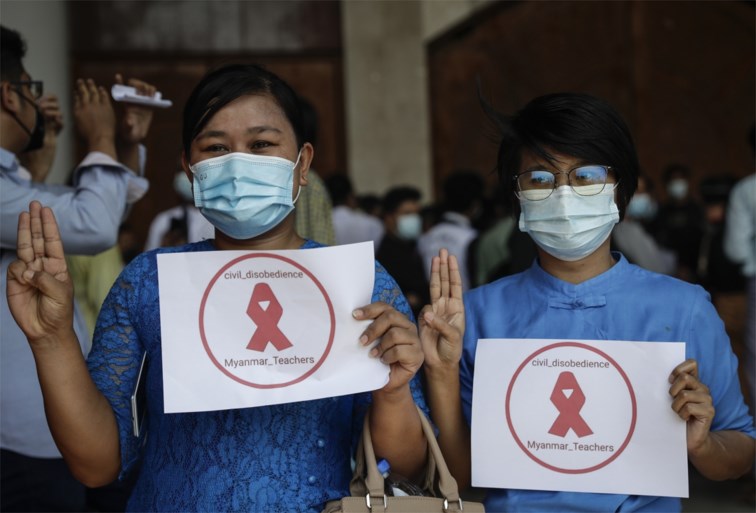 Krachtige beelden van protesten uit Myanmar: betogers halen inspiratie uit ‘The hunger games’ voor hun symbool voor verzet
