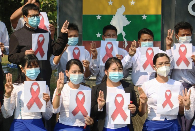 Krachtige beelden van protesten uit Myanmar: betogers halen inspiratie uit ‘The hunger games’ voor hun symbool voor verzet