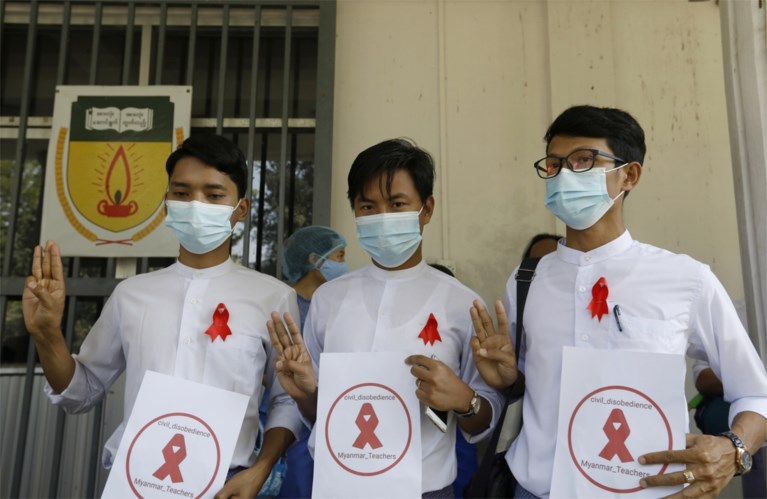 Krachtige beelden van protesten uit Myanmar: betogers halen inspiratie uit ‘The hunger games’ voor hun symbool voor verzet