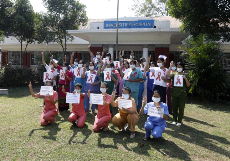 Krachtige beelden van protesten uit Myanmar: betogers halen inspiratie uit ‘The hunger games’ voor hun symbool voor verzet