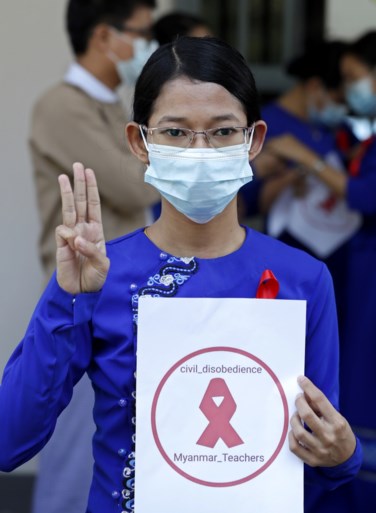 Krachtige beelden van protesten uit Myanmar: betogers halen inspiratie uit ‘The hunger games’ voor hun symbool voor verzet