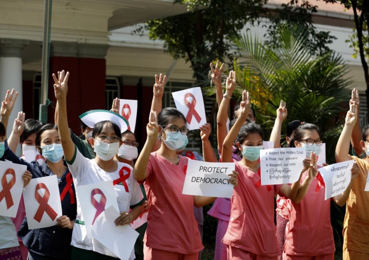 Krachtige beelden van protesten uit Myanmar: betogers halen inspiratie uit ‘The hunger games’ voor hun symbool voor verzet