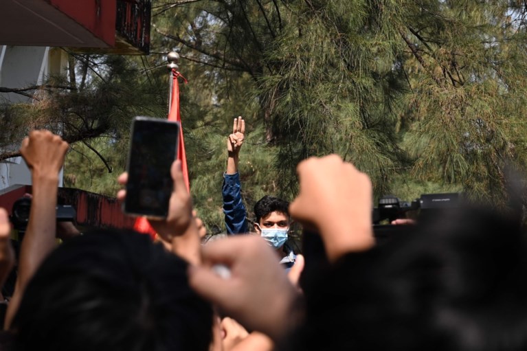 Krachtige beelden van protesten uit Myanmar: betogers halen inspiratie uit ‘The hunger games’ voor hun symbool voor verzet