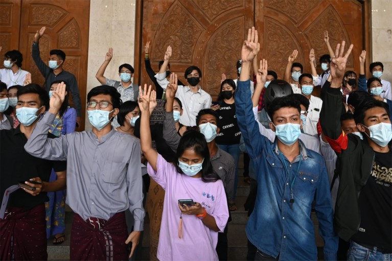Krachtige beelden van protesten uit Myanmar: betogers halen inspiratie uit ‘The hunger games’ voor hun symbool voor verzet