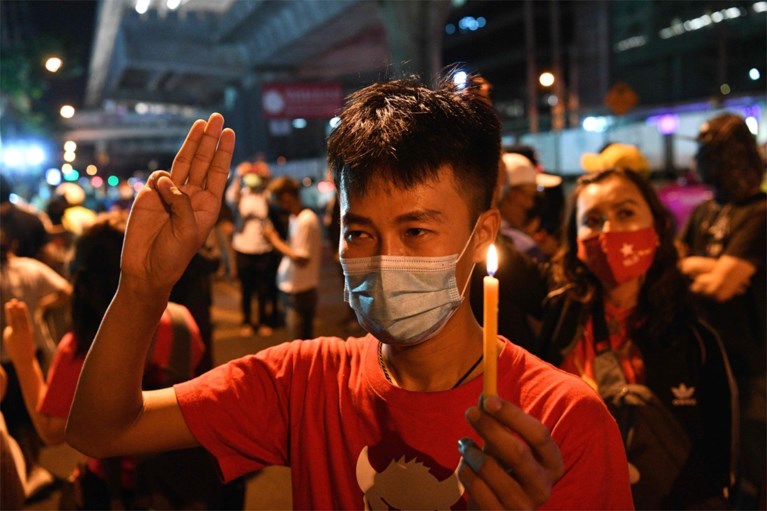 Krachtige beelden van protesten uit Myanmar: betogers halen inspiratie uit ‘The hunger games’ voor hun symbool voor verzet