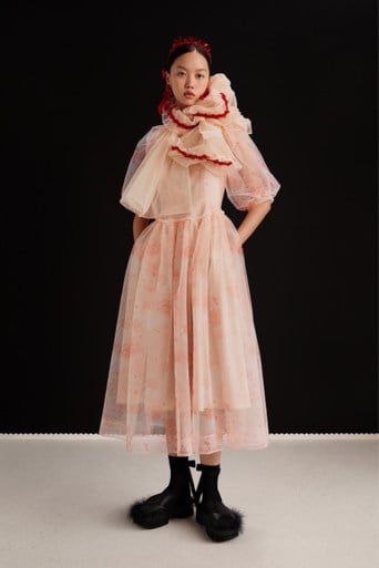 H&M geeft alle beelden van samenwerking met Simone Rocha vrij