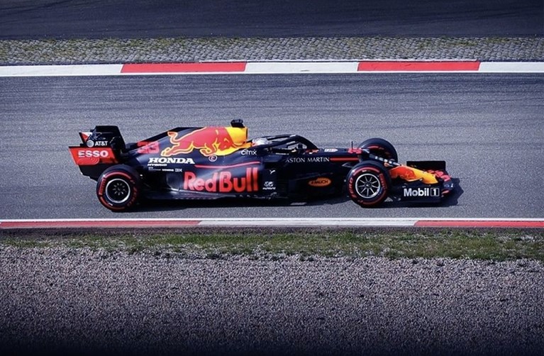Max Verstappen mag motor houden