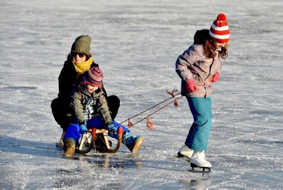 trommel Beangstigend Lezen Ook Torhout bergt schaatsdromen op: “IJs is nergens dikker dan 5,5  centimeter” (Torhout) | Het Nieuwsblad Mobile