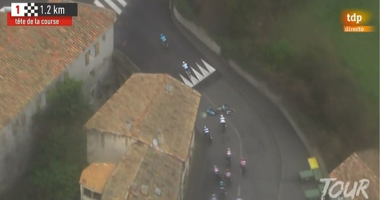 Valpartijen ontsieren slotkilometer: toeschouwer veroorzaakt crash, ook Julian Alaphilippe onderuit in Tour de la Provence