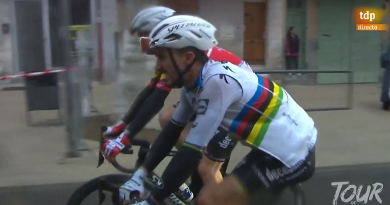 Valpartijen ontsieren slotkilometer: toeschouwer veroorzaakt crash, ook Julian Alaphilippe onderuit in Tour de la Provence