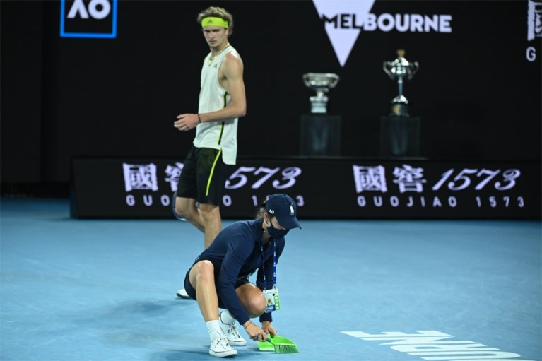 Novak Djokovic slaat zijn racket zo hard aan flarden dat er een kuisploeg aan te pas moet komen op de Australian Open