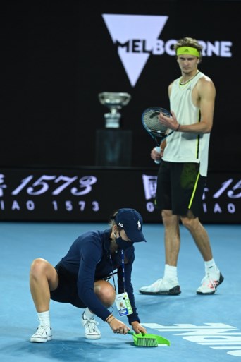 Novak Djokovic slaat zijn racket zo hard aan flarden dat er een kuisploeg aan te pas moet komen op de Australian Open