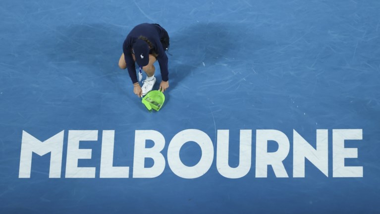 Novak Djokovic slaat zijn racket zo hard aan flarden dat er een kuisploeg aan te pas moet komen op de Australian Open
