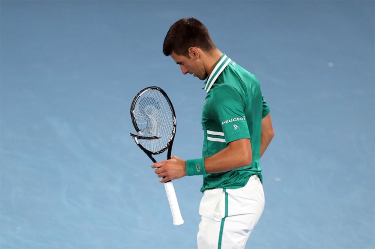 Novak Djokovic slaat zijn racket zo hard aan flarden dat er een kuisploeg aan te pas moet komen op de Australian Open