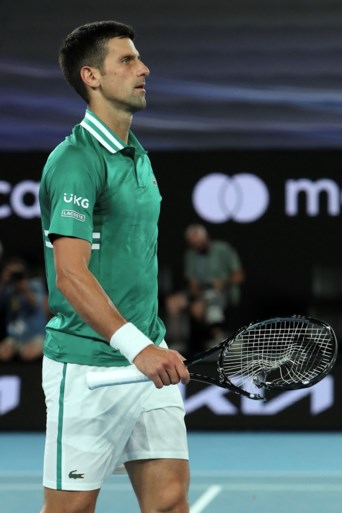 Novak Djokovic slaat zijn racket zo hard aan flarden dat er een kuisploeg aan te pas moet komen op de Australian Open