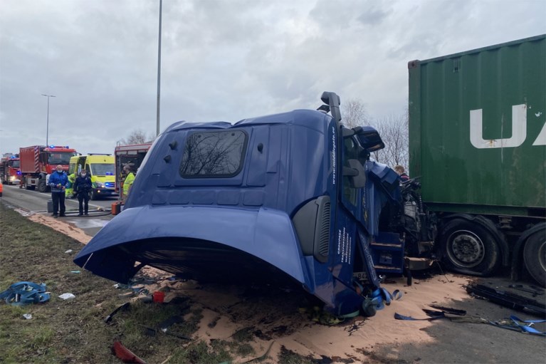 Vrachtwagenchauffeur komt om bij kettingbotsing op A12 in Hoevenen
