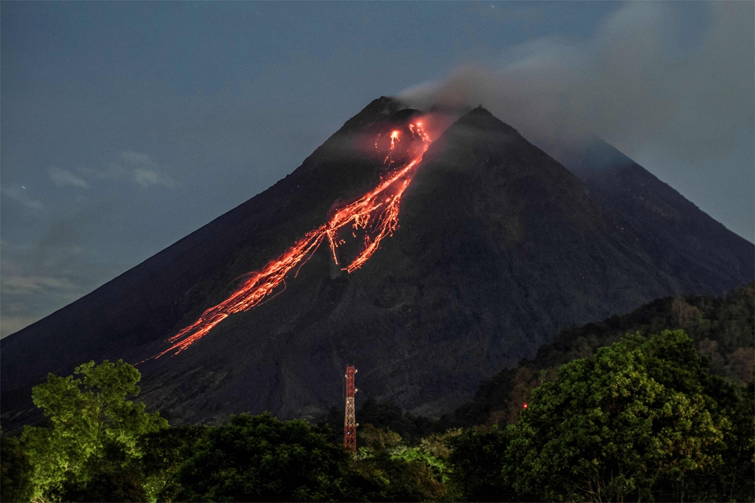 Merapi, een Indonesische vulkaan die lava uitspuwt