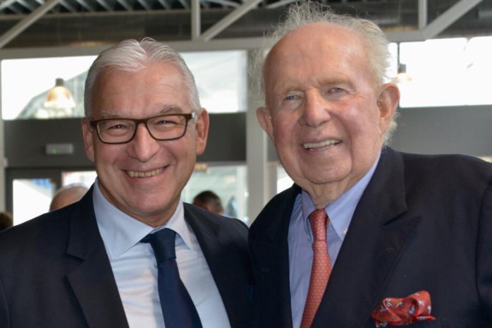 Waarnemend burgemeester Piet De Groote eert Lippens en ...